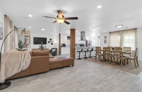 Westbury Maison | Texan Backyard Vibes l Cowboy Pool & BBQ l Pet-Friendly