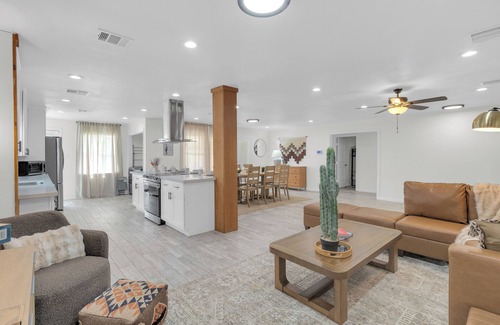 Westbury Maison | Texan Backyard Vibes l Cowboy Pool & BBQ l Pet-Friendly