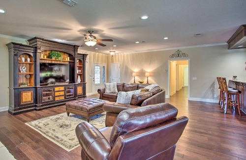 Albany Maison | Texas Abode with Pool about 25 Miles to Lake Texoma!
