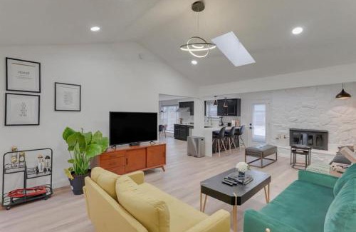 North Richland Hills Maison | Texas Designer Home with Private Hot Tub and Pool