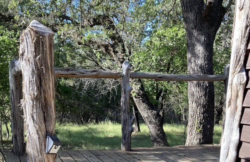Round Mountain Cabine | One Bedroom Cabin with Queen Bed and Twin Bunks