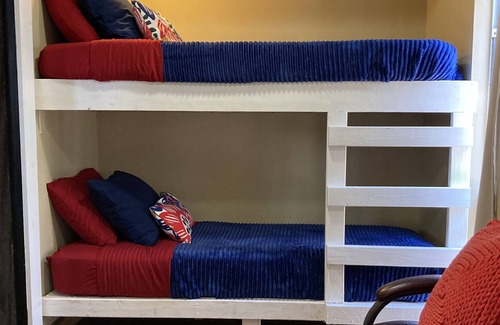 Round Mountain Cabine | One Bedroom Cabin with Queen Bed and Twin Bunks