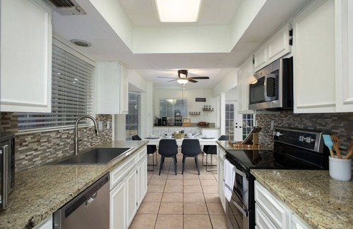 North San Antonio - SAT Maison | Minutes from airport, hot tub, pool, mini golf, game room