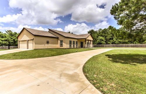 Marshall Maison | Texas Vacation Rental with Fireplace, Near Lakes