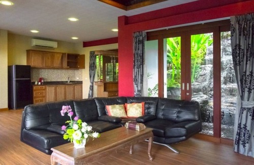 Ko Kaeo Villa | Villa privée au sommet d'une colline de style THAI avec piscine à débordement, vue sur l'océan et lit king-size