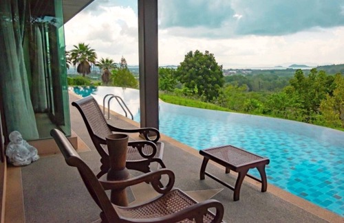 Ko Kaeo Villa | Villa privée au sommet d'une colline de style THAI avec piscine à débordement, vue sur l'océan et lit king-size