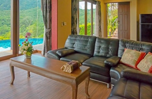 Ko Kaeo Villa | Villa privée au sommet d'une colline de style THAI avec piscine à débordement, vue sur l'océan et lit king-size