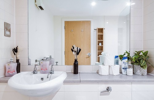 Bordesley Appartement | Thai Suite + Pool table/Games + Free Park + Netflix