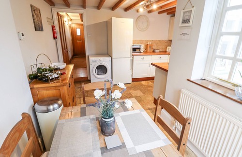 Roos Cottage | THAMES COTTAGE, pet friendly, character holiday cottage in Roos
