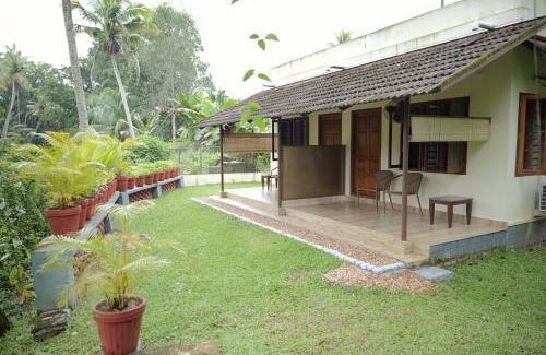 Kumarakom Maison | Tharangini - Riverside Private Bedroom