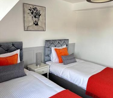 Sandbach Maison | That's Amore House 3 bedroom house with parking walking distance to Sandbach town