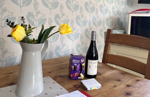 Gumley Cottage | Thatched Cottage nr pub, period features, spacious living 4BR, sleeps 7+ MOWSLEY