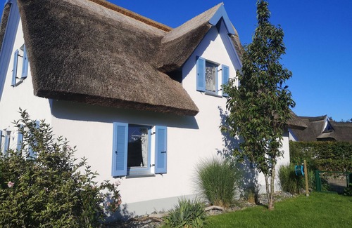 Glowe Maison | thatched roof house at the sea, pets welcome, fenced