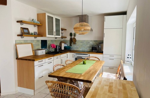 Stahlbrode Maison | Thatched-roof holiday home with water view, garden and fireplace