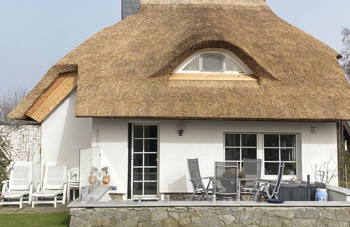 Stahlbrode Maison | Thatched-roof holiday home with water view, garden and fireplace