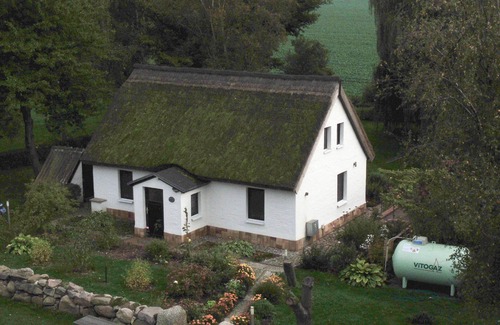 Sagard Maison | Maison au toit de chaume adaptée aux enfants. grande propriété, endroit calme, surface habitable 85 m².