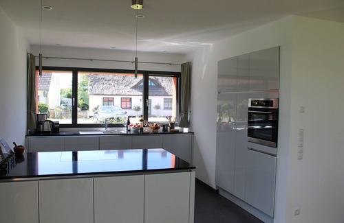 Putbus Maison | Thatched roof meets modernity, lake view; sauna, garden and much more...