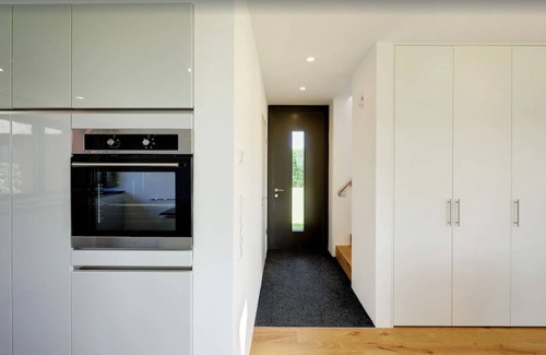 Putbus Maison | Thatched roof meets modernity, lake view; sauna, garden and much more...