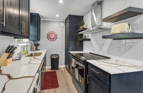 Northgate Appartement | The 12: 1st Floor 2 Bdrm, Walk to A&M, King Beds