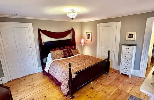Groton Maison | The 1828 Carriage House. 5 King & 4 Twin beds.