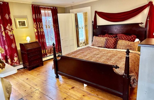 Groton Maison | The 1828 Carriage House. 5 King & 4 Twin beds.