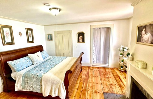 Groton Maison | The 1828 Carriage House. 5 King & 4 Twin beds.