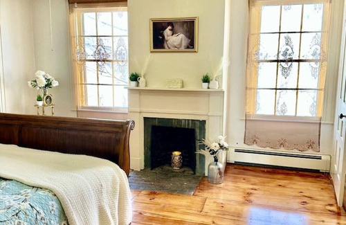 Groton Maison | The 1828 Carriage House. 5 King & 4 Twin beds.