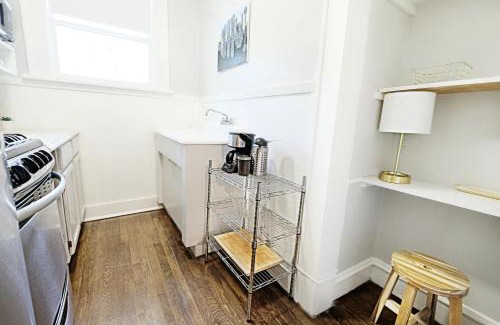 Lower Greenville Appartement | The 1920s Mainstay Studio Flat on Lower Greenville