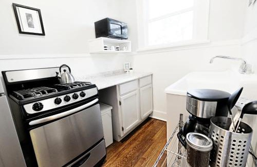 Lower Greenville Appartement | The 1920s Mainstay Studio Flat on Lower Greenville