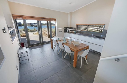 Ouddorp Maison | The 4 person Villa Super VIP features a luxurious and comfortably furnished interior, terrace with views over the water, perfect with children.