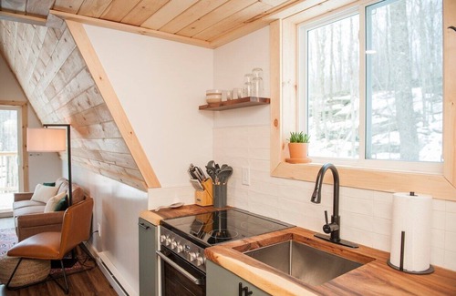 Stamford Cabine | The A-Frame on Pudding Hill - Wood Burning Cedar Hot tub!