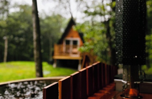 Stamford Cabine | The A-Frame on Pudding Hill - Wood Burning Cedar Hot tub!