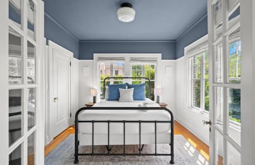 Hyde Park Appartement | The Adaline Room #6 - Stunning Hyde Park Apartment, 1st Floor, Steps to Bayshore