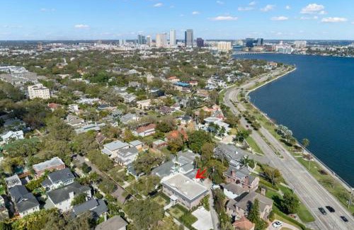 Hyde Park Appartement | The Adaline Room #6 - Stunning Hyde Park Apartment, 1st Floor, Steps to Bayshore