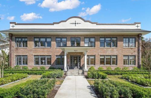 Hyde Park Appartement | The Adaline Room #6 - Stunning Hyde Park Apartment, 1st Floor, Steps to Bayshore