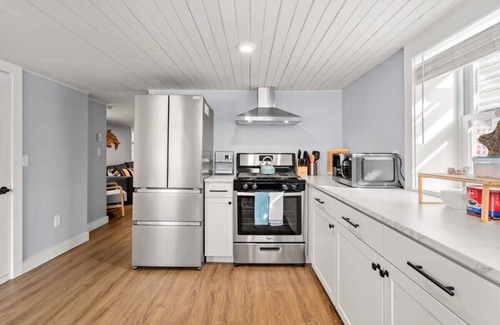 Salisbury Beach Appartement | The Addie Shack Pet Friendly Steps to Beach