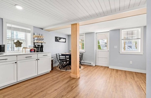 Salisbury Beach Appartement | The Addie Shack Pet Friendly Steps to Beach