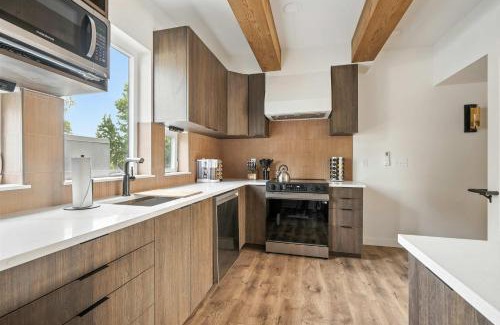 Kerns Maison | The Adelynn - 5BR Modern Luxury - Central Spot