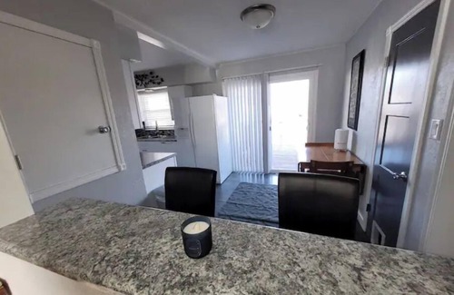 Greater South Side Maison | The Airport Sanctuary. Minutes to Airport and DWTN.