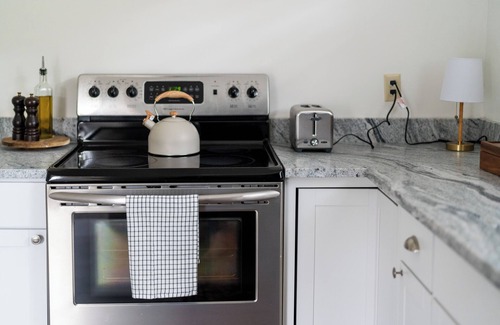 Staunton Maison | The All-American Cottage Seconds from Gypsy Hill Park! Kid and Pet friendly!
