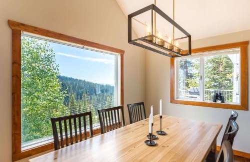 Silver Star Mountain Maison | The Alpine I No Service Fee's I Ski-in Ski-Out I