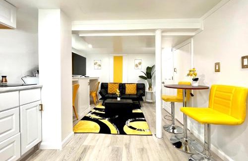 Old Brooklyn Appartement | The Amber Retreat - Charming Basement Unit in Brooklyn Centre, Free Street Parking, 100MB WiFi & 7 Min to Downtown