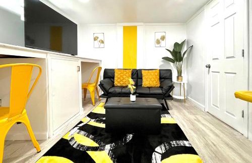 Old Brooklyn Appartement | The Amber Retreat - Charming Basement Unit in Brooklyn Centre, Free Street Parking, 100MB WiFi & 7 Min to Downtown