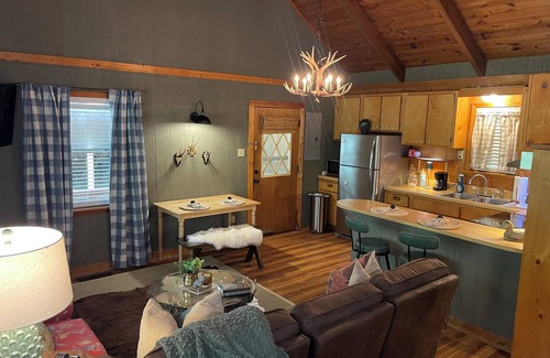 Pope Cabine | The Angler at Enid Lake is a quiet & cozy 3-bedroom cabin