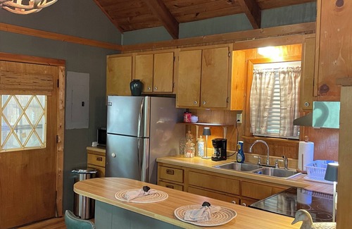 Pope Cabine | The Angler at Enid Lake is a quiet & cozy 3-bedroom cabin