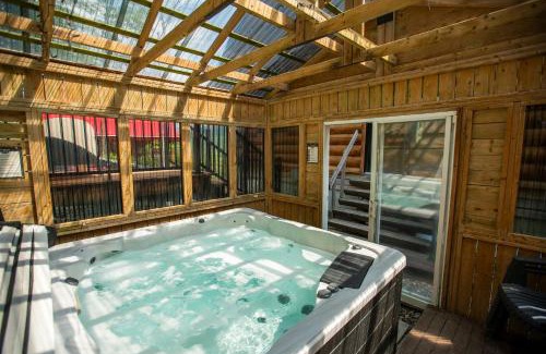 Saint-Philemon Chalet De Ski | The ANIMAL - PARTY TIME - POOL SPA AND MOUNTAIN
