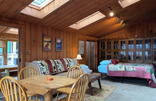 Schroon Lake Appartement | The Apple Tree Lodge One Bedroom Retreat Apt. 2