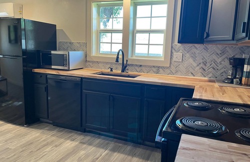 Mammoth Spring Maison | The Archer House - 1 Block from Spring River. 2 Bedrooms + Loft Bedroom!