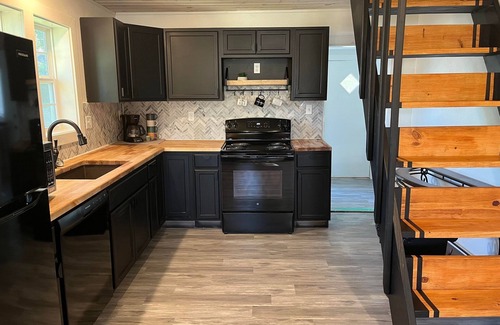 Mammoth Spring Maison | The Archer House - 1 Block from Spring River. 2 Bedrooms + Loft Bedroom!