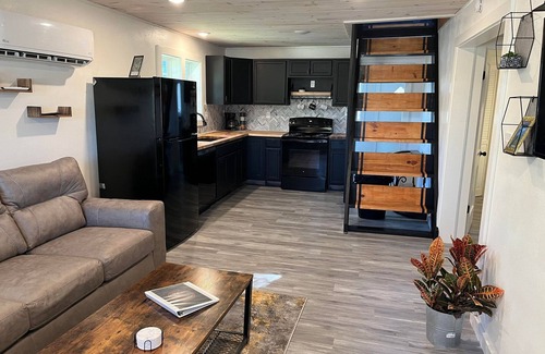 Mammoth Spring Maison | The Archer House - 1 Block from Spring River. 2 Bedrooms + Loft Bedroom!